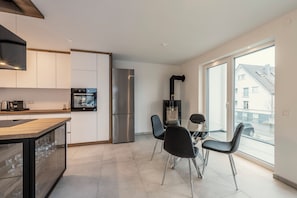 Een koelkast, een magnetron, een oven, een kookplaat