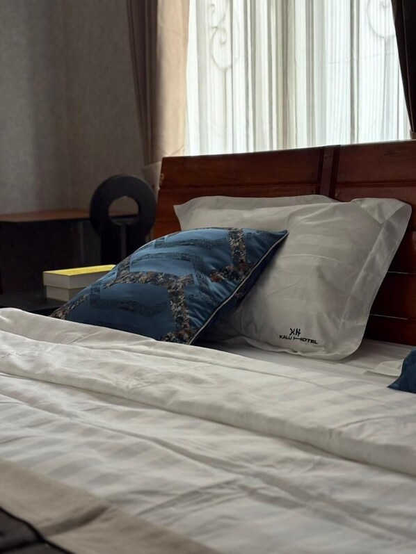 Desk, laptop workspace, free WiFi