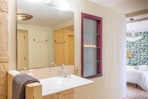 Chuveiro, secador de cabelo, toalhas de banho 