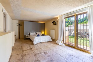 3 habitaciones, tabla de planchar con plancha, wifi y ropa de cama