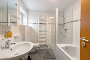 Een douche, een haardroger, handdoeken