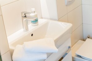 Dusj, hårføner og håndklær