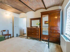 2 bedrooms, travel cot, free WiFi, bed sheets