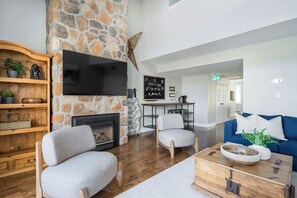 Télévision, cheminée, espaces bureaux