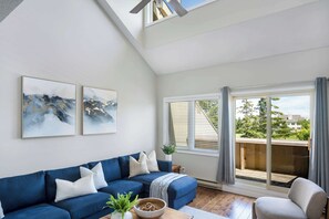 Télévision, cheminée, espaces bureaux