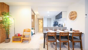 Et moderne interiør med spiseplads, køkken og opholdsstue.