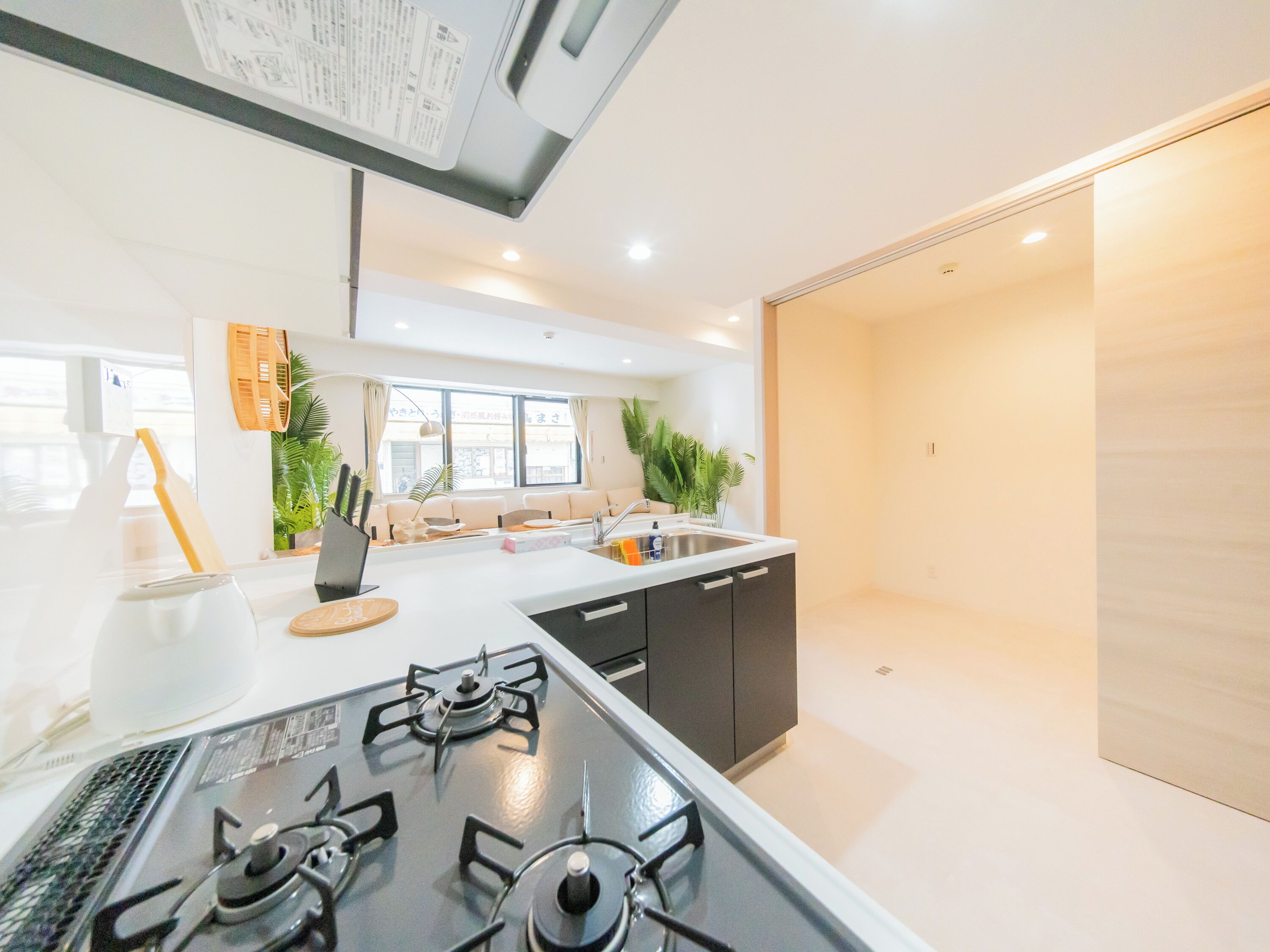 Een koffiezetapparaat/waterkoker, een waterkoker