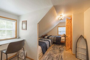 3 bedrooms, desk, iron/ironing board, travel crib