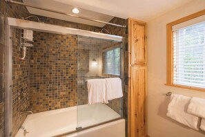 Douche, sèche-cheveux, serviettes fournies, shampoing