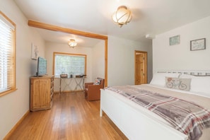 3 bedrooms, desk, iron/ironing board, travel crib