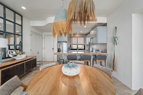 Spacious Penthouse with Panoramic Sea of Cortez Views & Private Hot Tub!