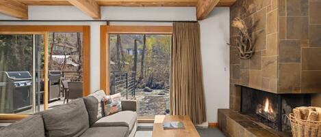 Televisión, chimenea, oficina