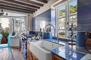 Fridge, microwave, oven, coffee/tea maker - Ye Olde Bark House, Polperro Harbour (Polperro)