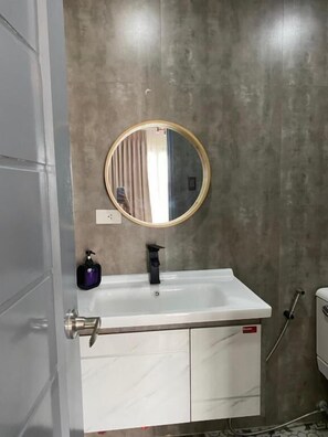 Ducha, artículos de higiene personal gratuitos y toallas