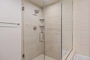 Bruser, hårtørrer, håndklæder