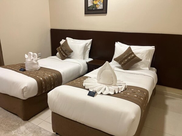 Habitación básica con 2 camas individuales | Sábanas de algodón egipcio, ropa de cama de alta calidad y edredón 