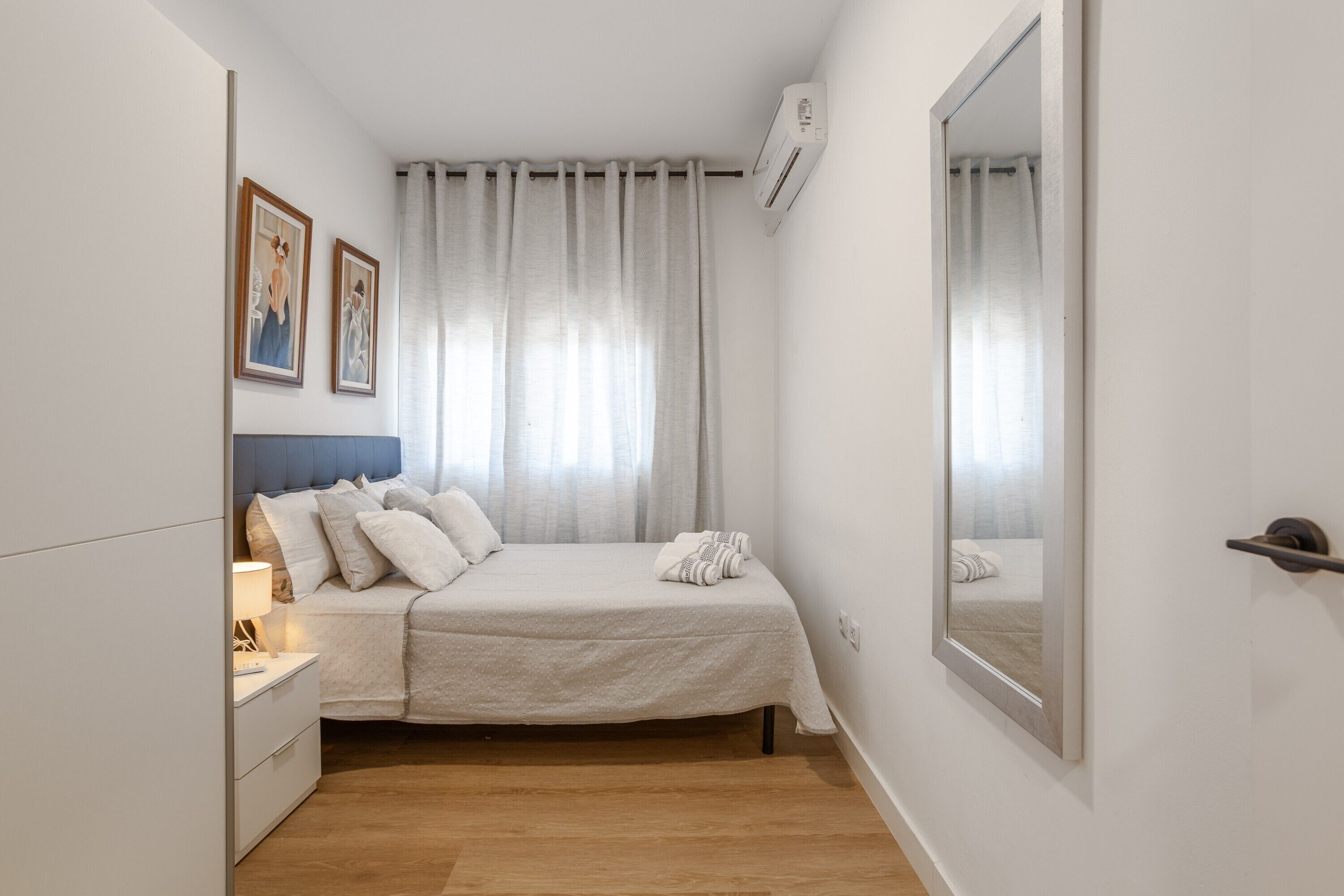 3 habitaciones, tabla de planchar con plancha, wifi y ropa de cama 