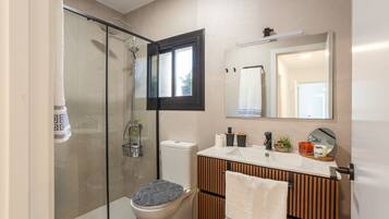 Shower, free toiletries, hair dryer, towels