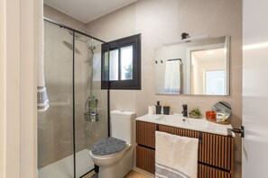 Shower, free toiletries, hair dryer, towels