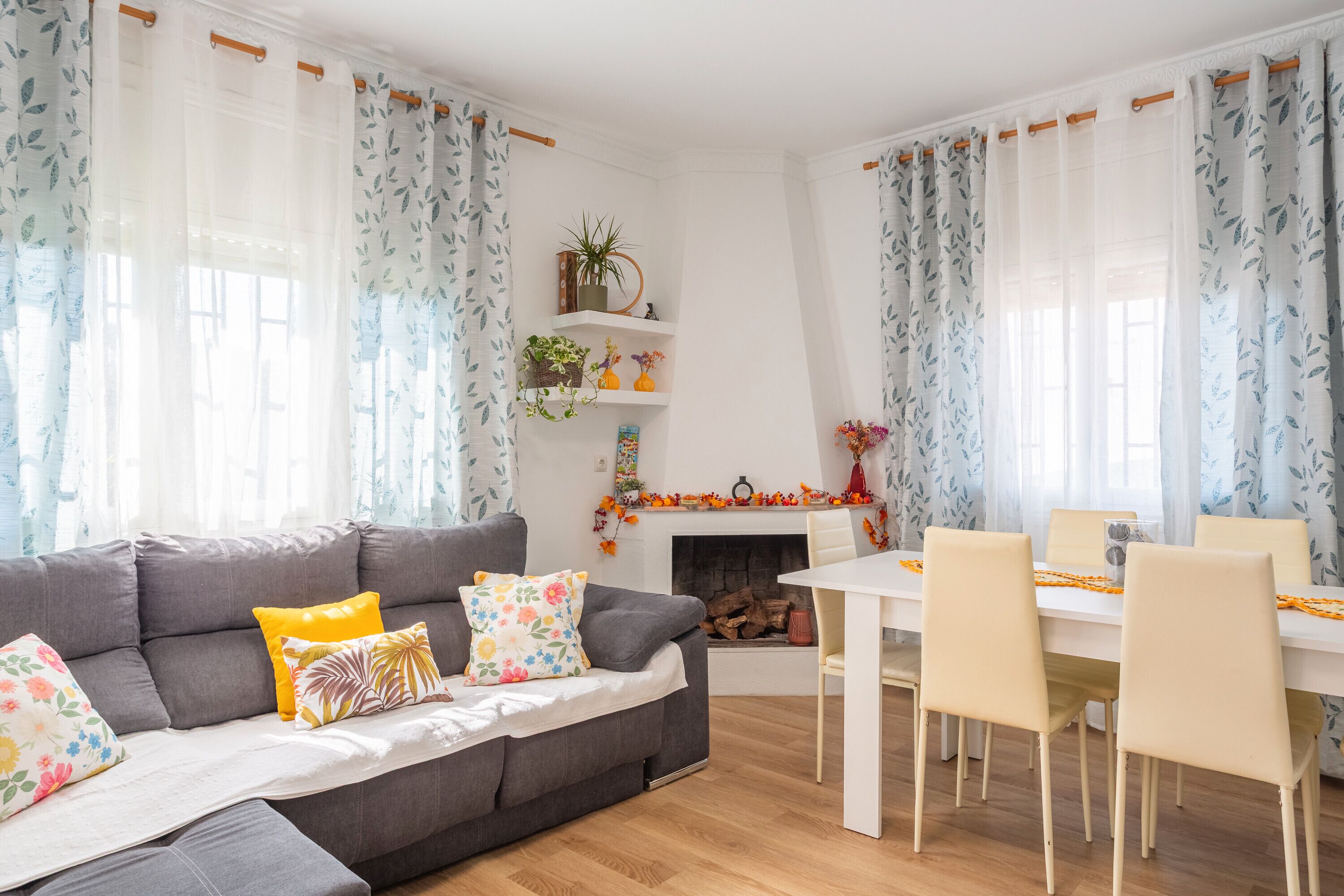 Een televisie en een open haard