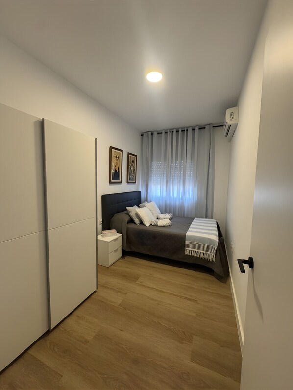 3 quartos, ferros/tábuas de passar roupa, Wi-Fi, roupa de cama