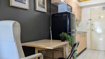 Fridge, microwave, stovetop, coffee/tea maker