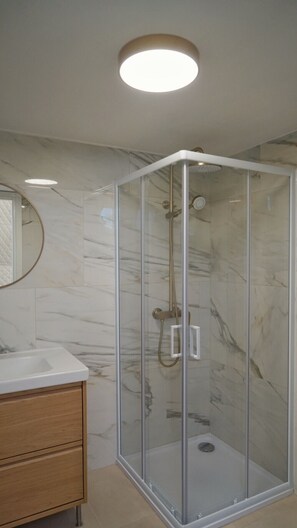 Een douche, handdoeken