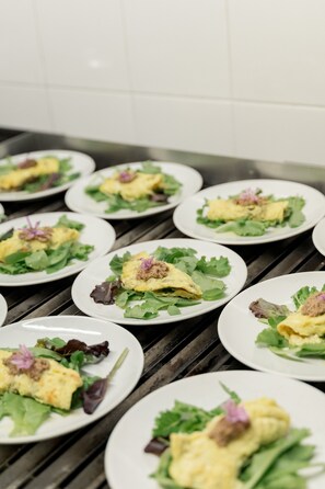 Neatly arranged plates of food on a wooden table. - Cozy Cabin Retreat in Ortezzano (Ortezzano)