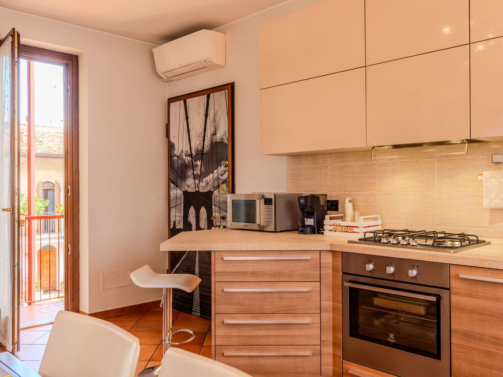 Möbel, Küchengerät, Küche, Interior Design, Major Appliance, Flooring, Countertop, Holz, Cabinetry, Haushaltsgerät