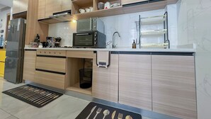 Une cuisine moderne avec des meubles en bois, un four à micro-ondes encastré et un évier.