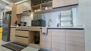 Grand réfrigérateur, micro-ondes, four, plaque de cuisson