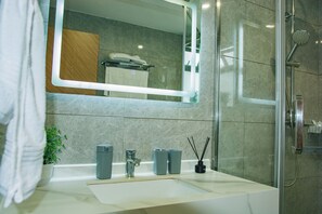 Shower, free toiletries, slippers, towels - Moonlight Manor by Edmor Suites. (Nairobi)