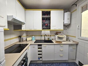 Køleskab, mikrobølgeovn, ovn, kogeplade