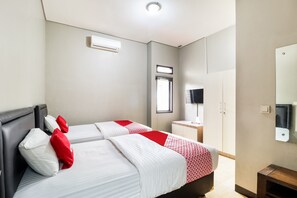 Desk, free WiFi, bed sheets - Hotel O Guest House Teras Waruga Syariah (Parongpong)