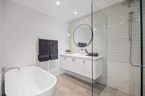 Een douche, een haardroger, handdoeken, shampoo