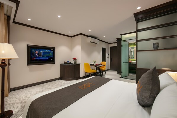Deluxe Studio | In-room safe, desk, laptop workspace, blackout curtains