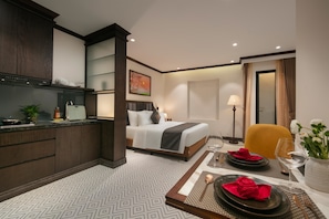 Deluxe Studio | Peti besi dalam bilik, meja, ruang kerja komputer riba