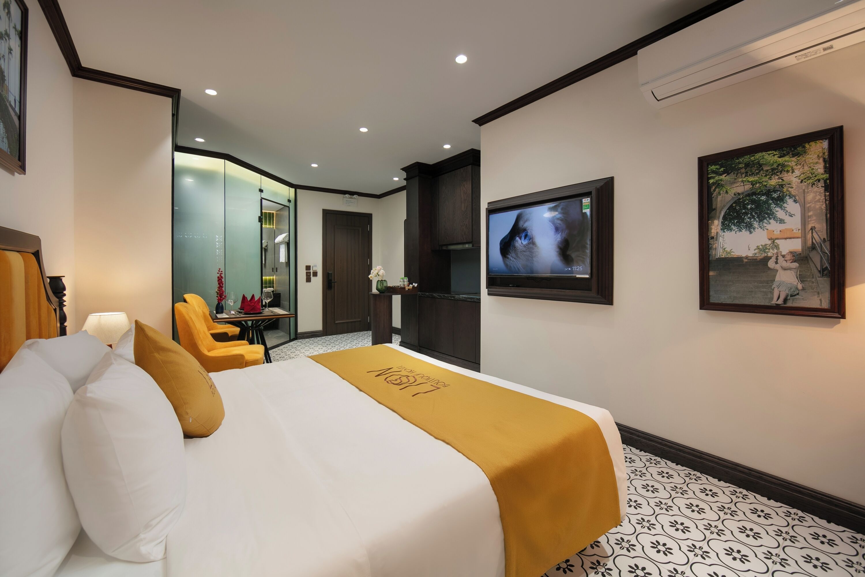 Een hotelkamer met een bed, televisie, bureau en stoel.