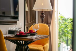 Executive Suite, Lakeside | In-room safe, desk, laptop workspace, blackout curtains