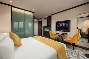 Executive Suite, Lakeside | In-room safe, desk, laptop workspace, blackout drapes