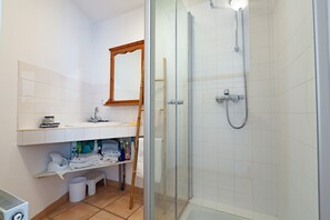 Dusche, kostenlose Toilettenartikel, Handtücher