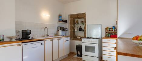 Fridge, oven, stovetop, dishwasher