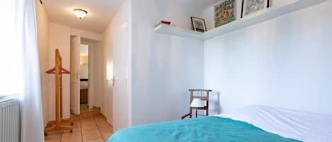 4 bedrooms, desk, iron/ironing board, WiFi