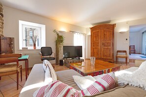 TV - Fully Renovated Typical House (Saint-Alban-d'Ay)