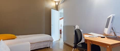 4 camere, una scrivania, ferro/asse da stiro, Wi-Fi