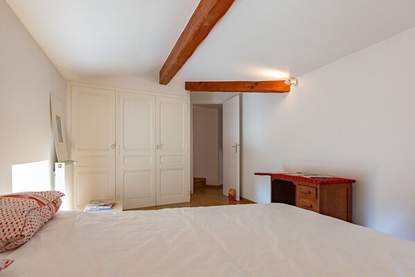 4 bedrooms, desk, iron/ironing board, WiFi