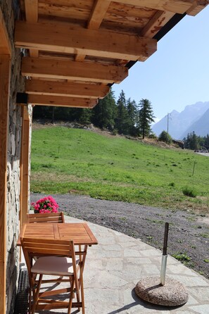 Outdoor dining - Spacious and bright studio apartment with large windows and a beautiful view of the mountains. (Balmes)