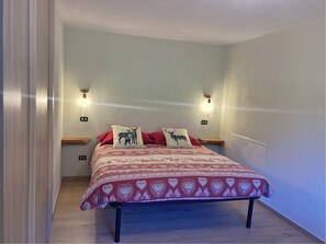 1 bedroom, iron/ironing board, free WiFi, bed sheets - Spacious and bright studio apartment with large windows and a beautiful view of the mountains. (Balmes)
