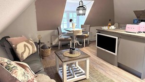 Un loft acogedor con comedor, cocina y zona de estar.