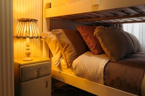 2 chambres, fer et planche à repasser, accès à Internet, literie fournie